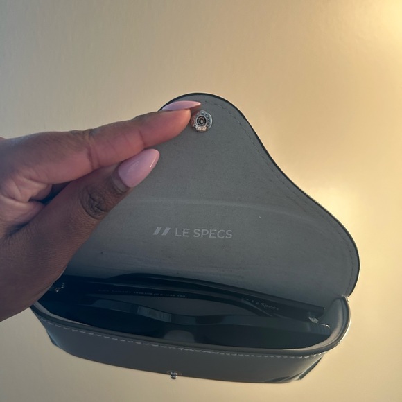 Le Specs Airy Canary in black and tortoise - Picture 6 of 6